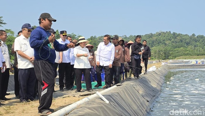 Titiek Soeharto Sapa Napi di Kolam Udang Nusakambangan: “Senang Nggak, Ada Kesibukan?”
