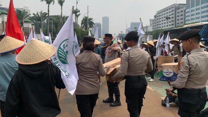 Polisi Humanis Kawal Aksi Petani di DPR: Bagikan Air Mineral dan Snack di Tengah Cuaca Terik