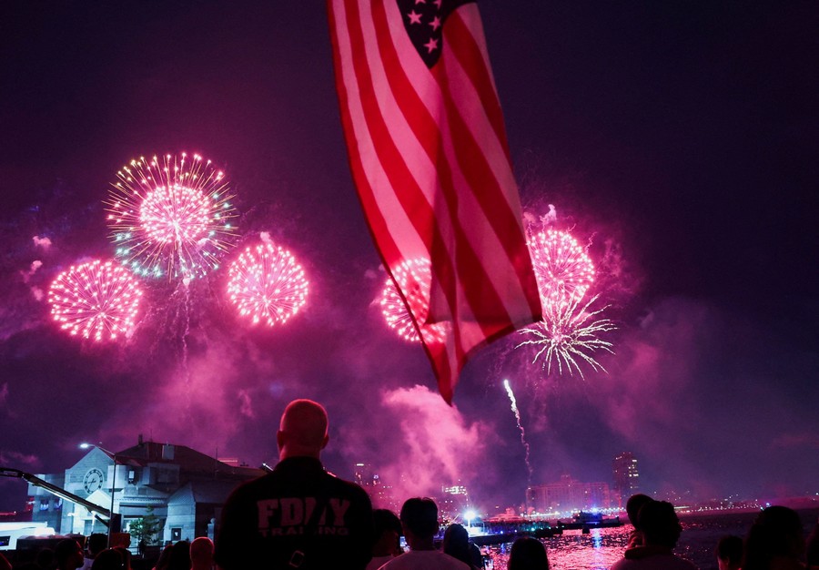 Langit New York Berkilauan dalam Perayaan 250 Tahun Kemerdekaan Amerika