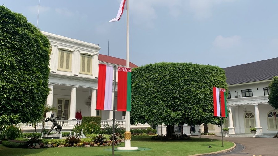 Kawasan Istana Mulai Dipasangi Bendera Dua Negara