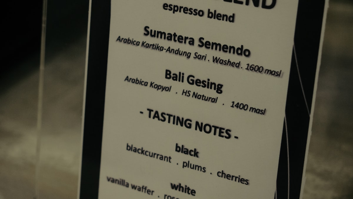 Pernahkah Anda berdiri di depan rak kopi, menatap kemasan bertuliskan “Single Origin” dan “Ble