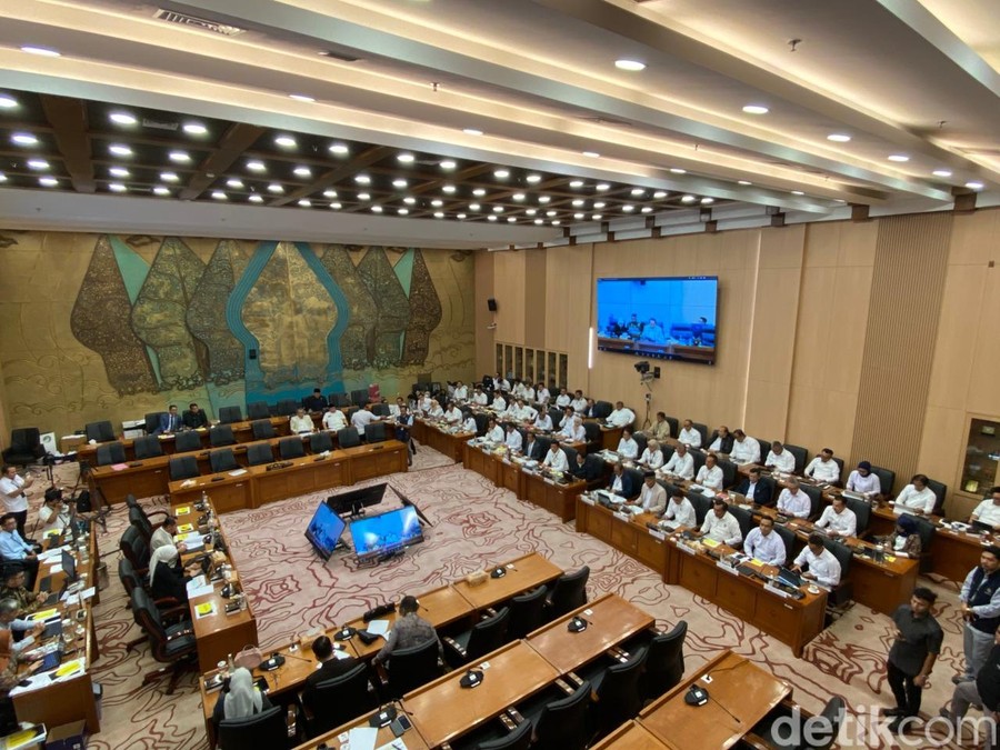 Bahlil Usul Volume BBM Subsidi Tahun Depan 19,56 Juta KL & Listrik Rp 122 T  Jakarta - Menteri Energi dan Sumber Daya Mi
