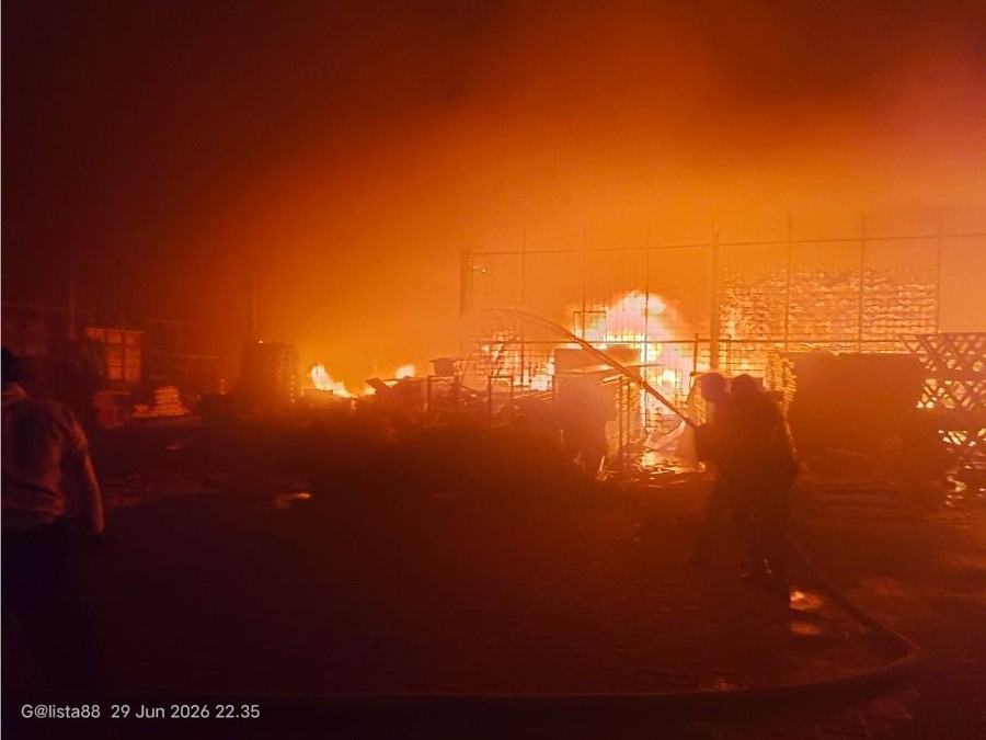 Kebakaran Melanda Gudang di Cakung Barat, Api Berkobar Hebat