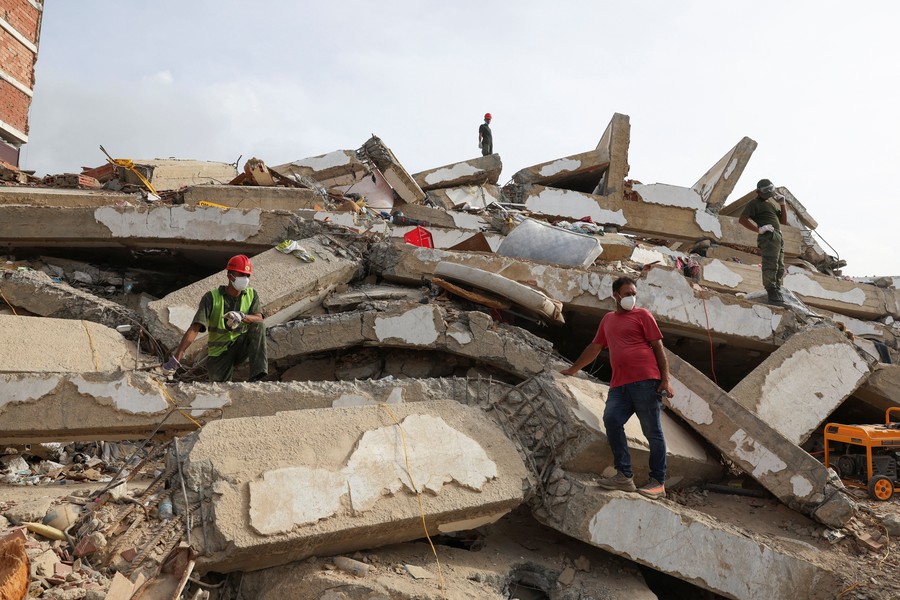 Karacas  – Angka kematian akibat gempa kembar dahsyat yang mengguncang Venezuela terus meroket tajam. Berdasarkan data resmi terbaru yang dirilis oleh otoritas setempat, total korban jiwa kini telah mencapai 3.535 orang. Jumlah tersebut dipastikan masih bisa bertambah mengingat ribuan warga lainnya masih dinyatakan hilang dan proses pencarian terus berlangsung di tengah puing-puing bangunan yang rata dengan tanah.