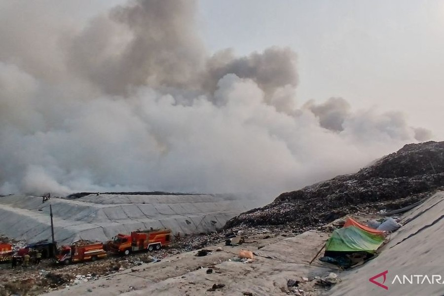 TPA Jatiwaringin Masih Kebakaran, Pemadaman Dilanjutkan di Hari Ketiga