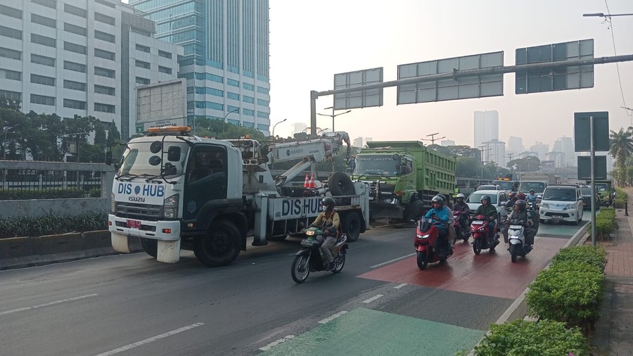 Truk Tanah Hantam Separator Busway di Depan Gedung DPR, Kerusakan Parah pada Kendaraan