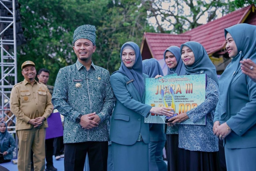Suasana semarak menyelimuti Lapangan Bukit Putera, Kecamatan Senapelan, pada Senin (29/6). Ribuan orang memadati area te