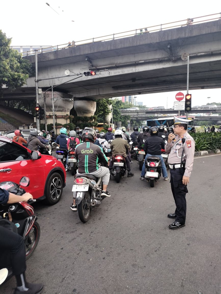 Jakarta  - Sebuah kecelakaan lalu lintas dilaporkan terjadi di kawasan Cawang, Jakarta Timur, pada Senin (22/6/2026) pag