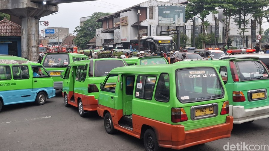 Sopir Angkot di Bogor Gelar Aksi Protes ke Dishub, Tuntut Penonaktifan 8 Titik Bus Stop