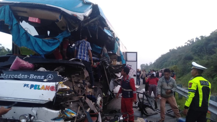 Lurusin.com - Kecelakaan maut yang melibatkan bus penumpang dan truk tronton terjadi di Km 2 ruas Tol Pekanbaru-Dumai, Pekanbaru, Riau, pada Selasa (7/7/2026). Dua orang penumpang meregang nyawa di lokasi kejadian, sementara belasan lainnya mengalami luka-luka. Insiden ini menyita perhatian setelah diketahui bahwa pengemudi bus, yang diketahui bertanggung jawab atas angkutan Bus Pelangi, diduga melarikan diri tak lama setelah tabrakan terjadi.