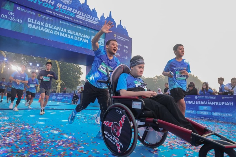 Momen Haru di Borobudur: Ahmad Luthfi Dorong Kursi Roda Putranya di Ajang Lari 5K