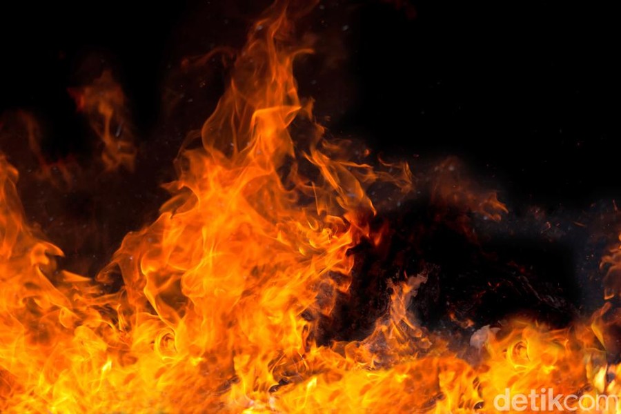 Lapak Rongsok di Bogor Terbakar Akibat Pembakaran Sampah Warga