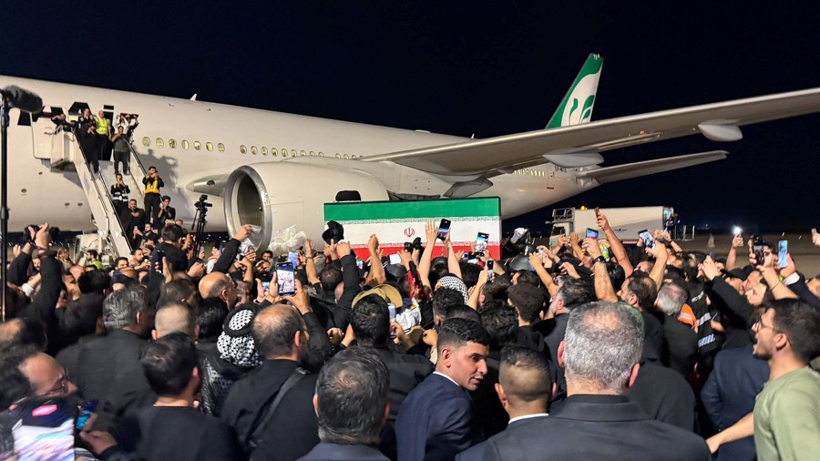 Peti Jenazah Ali Khamenei Tiba di Irak, Akan Diarak ke Kota Suci Najaf