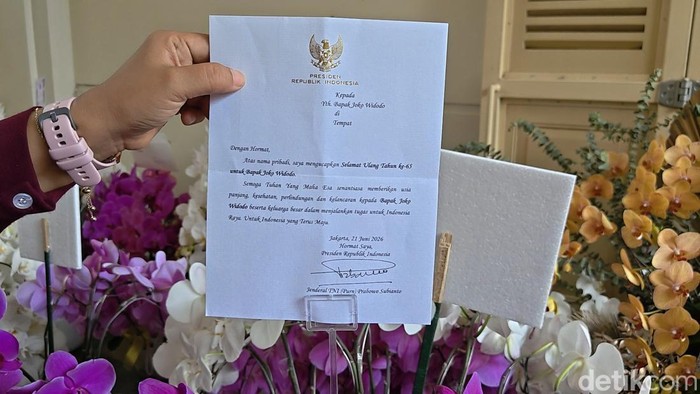 Jokowi Terima Rangkaian Anggrek Ungu dari Prabowo di Kediaman Solo, Pesan Penuh Hormat Terselip di Dalamnya