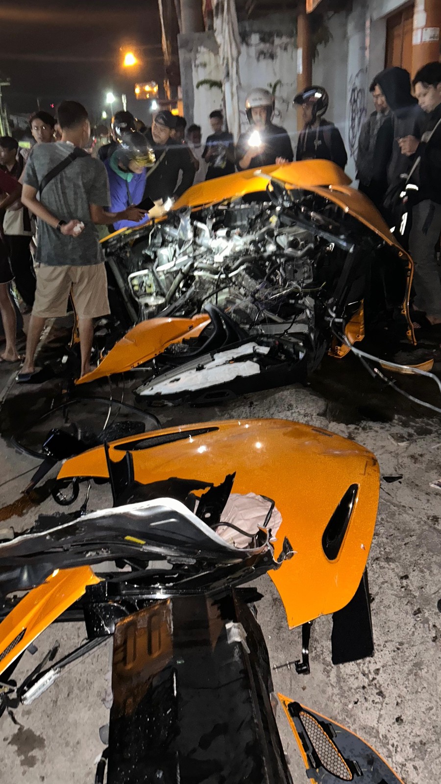 Supercar McLaren Hantam Tiang Listrik di Sukoharjo, Mobil Terbelah Dua