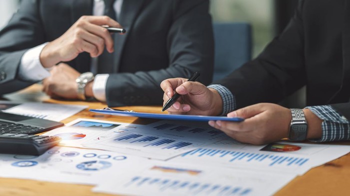 Jakarta – Menentukan pilihan karier tidak hanya soal minat dan bakat, tetapi juga tentang kepastian finansial. Bagi banyak pencari kerja, besaran gaji menjadi faktor kunci dalam mempertimbangkan sebuah tawaran pekerjaan—apakah penghasilan yang diterima sepadan dengan beban kerja, tanggung jawab, dan keahlian yang dimiliki.