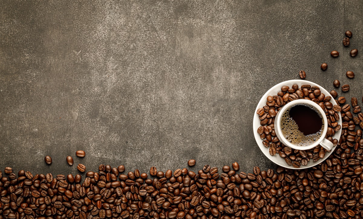 Ketika Anda menyeruput secangkir kopi di kedai favorit, pernahkah bertanya mengapa harga satu cangki