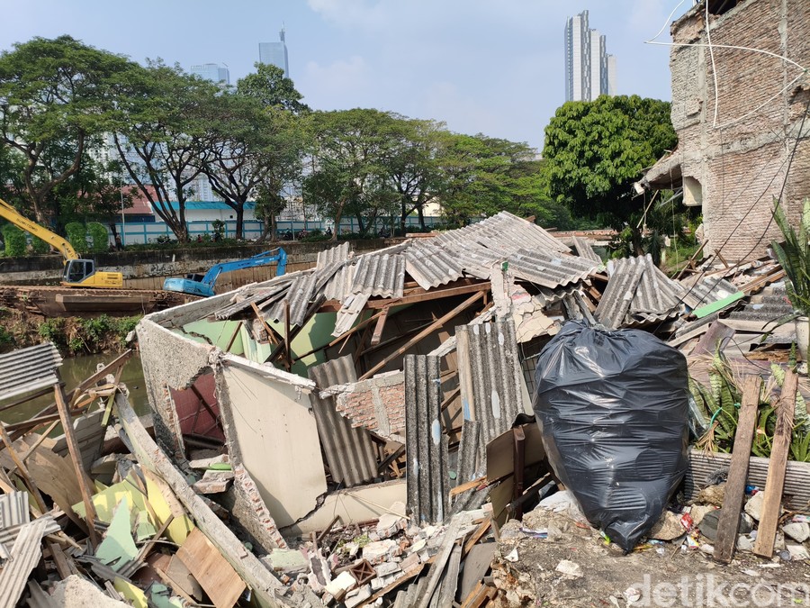 Rumah yang Ambruk di Pinggir Kali Benhil Sudah Miring Seminggu Sebelum Longsor