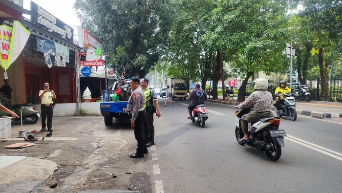 BMW Listrik Tabrak Motor di Meruya Selatan, Massa Kejar hingga Mobil Rusak