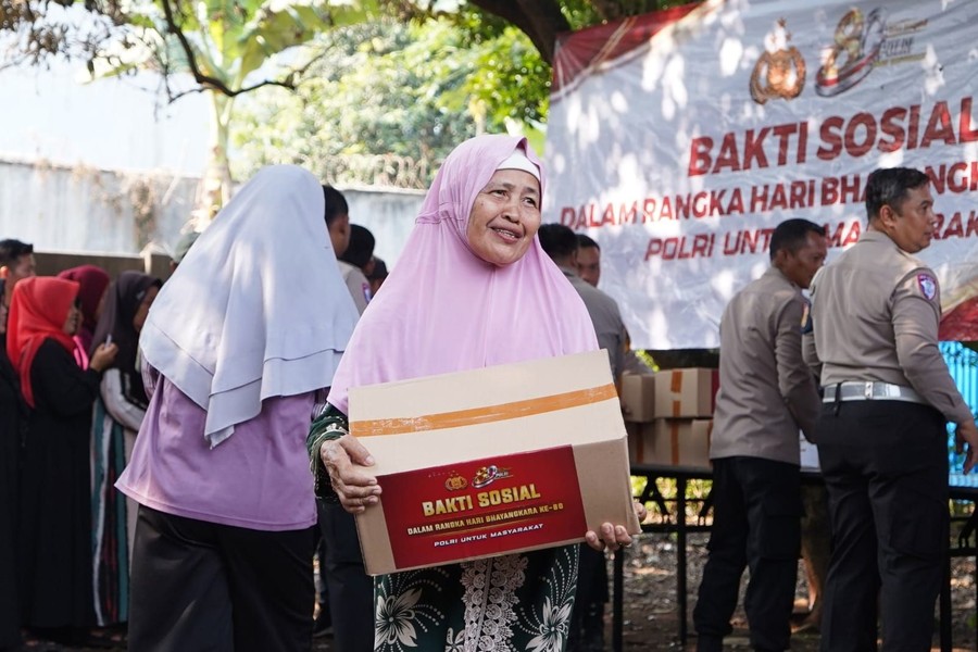 Polri Salurkan 500 Paket Sembako untuk Warga Cikeas Udik Bogor dalam Rangkaian Hari Bhayangkara ke-80