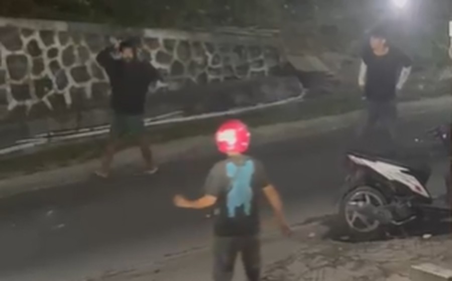 Drama Penyelamatan di Kendari: Polisi Diserang Batu Saat Evakuasi Korban Penyekapan