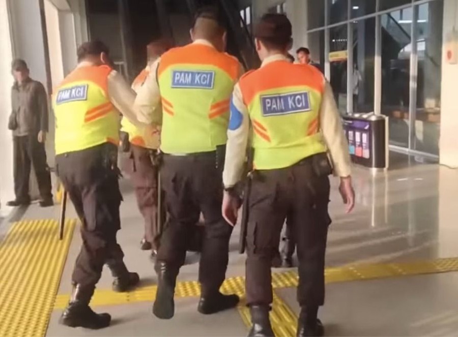 Viral Pria Teriak-teriak Nama Tokoh Saat Diamankan di Stasiun Duri