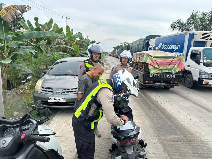 Polisi Berhasil Urai Kemacetan Parah di Pelalawan, Pengendara Lawan Arah Kena Sanksi Tilang