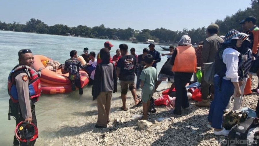 KM Makmur Jaya Mati Mesin di Pulau Pari, 150 Penumpang Dievakuasi