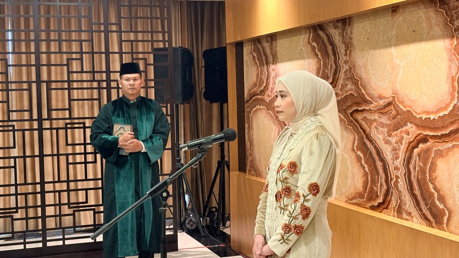 Ketua Majelis Permusyawaratan Rakyat (MPR) Ahmad Muzani secara resmi memandu prosesi pengambilan sumpah jabatan Adela Ka