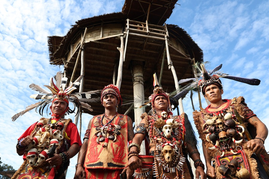 Lurusin.com, Bengkayang — Masyarakat Dayak Bidayuh di Kabupaten Bengkayang kembali menggelar tradisi adat Gawai Nyoben