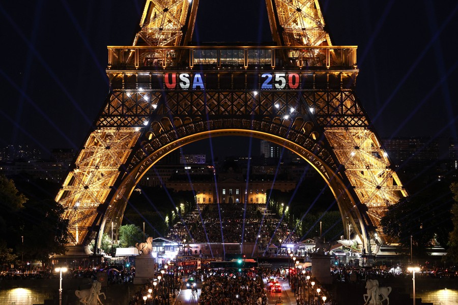 Pria Panjat Menara Eiffel dan Kibarkan Bendera AS, Langsung Ditangkap Polisi