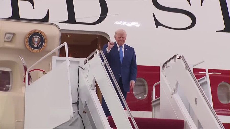 Presiden Amerika Serikat Donald Trump menunjukkan antusiasme tinggi menjelang penerbangan perdananya menggunakan pesawat