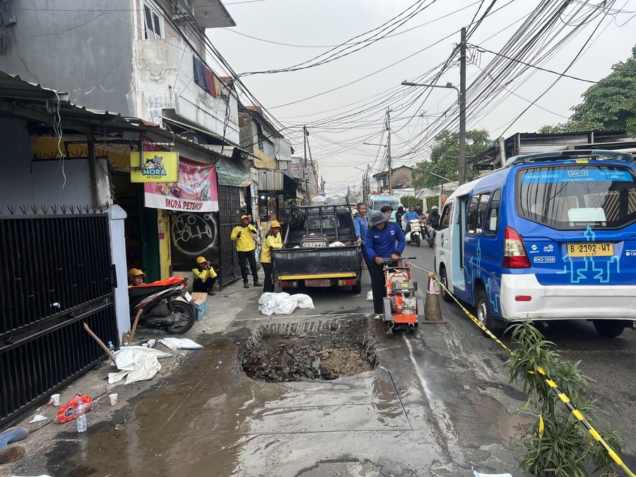 Petugas SDA Ungkap Jalan Assirot Jakbar Amblas Akibat Korosi Gorong-gorong Berusia Puluhan Tahun