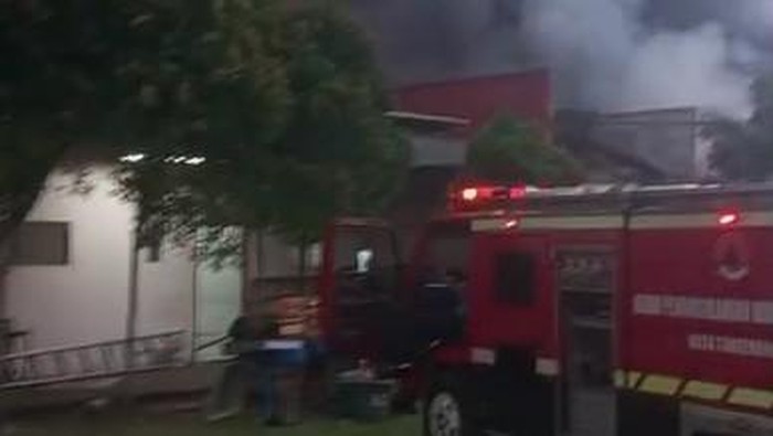 Kebakaran Pabrik Sandal di Tangerang Masih Berkobar Setelah 9 Jam, Petugas Terus Berjuang