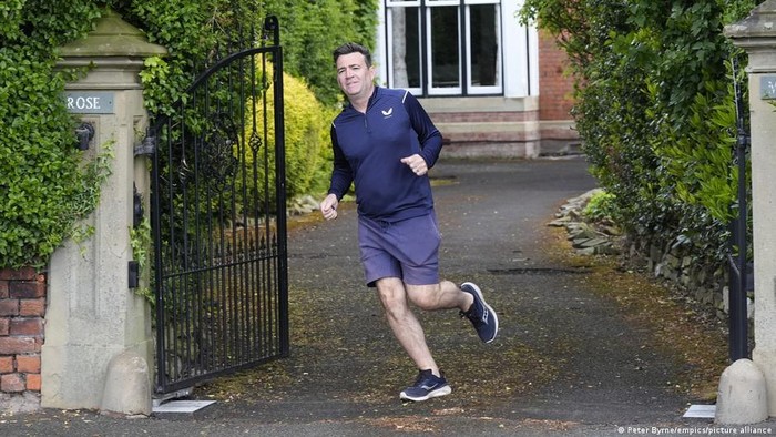 London — Panggung politik Inggris kembali berguncang. Perdana Menteri Keir Starmer, arsitek kemenangan bersejarah Partai Buruh pada 2024 yang mengakhiri dominasi Konservatif selama 14 tahun, secara mengejutkan mengumumkan pengunduran dirinya, Senin (22/06). Langkah ini memicu spekulasi liar tentang siapa yang akan memimpin Inggris selanjutnya, dengan nama Wali Kota Manchester, Andy Burnham, langsung mencuat sebagai kandidat terkuat.