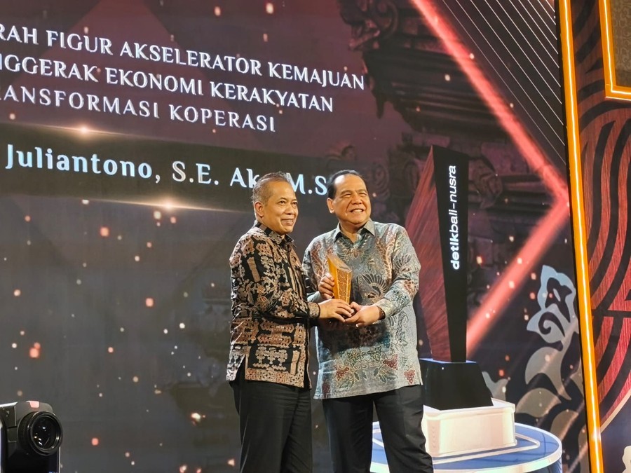 Menkop Raih ‘Tokoh Penggerak Ekonomi Kerakyatan’ Nusra Awards 2026