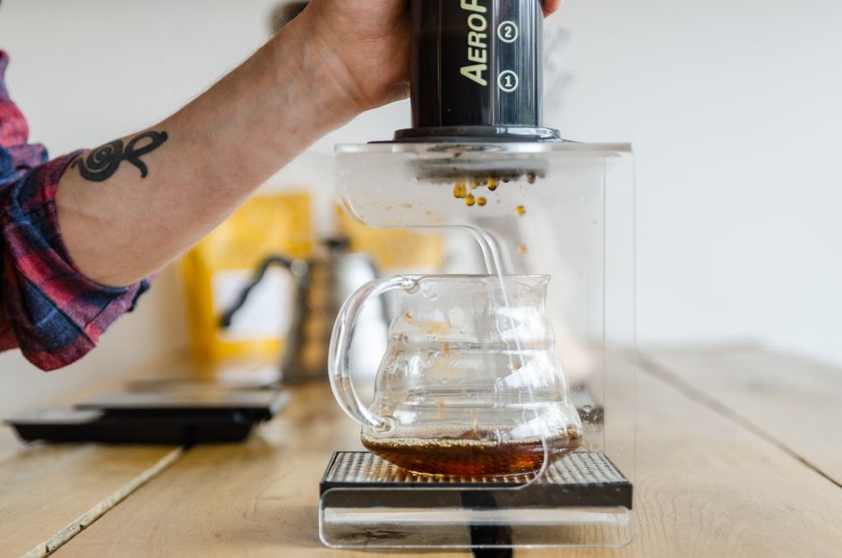 Teknik Menyeduh Kopi Manual: V60, French Press, Aeropress – Mana yang Terbaik?