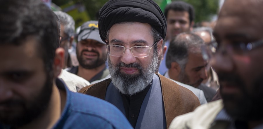Teheran – Suasana duka menyelimuti Iran pasca wafatnya Pemimpin Tertinggi Ali Khamenei. Namun, perhatian publik justru