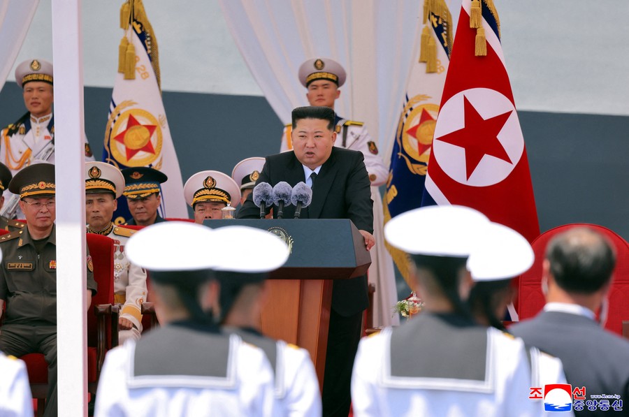 Kim Jong Un Sebut AL Korut Kini Dipersenjatai Nuklir, Siap Bangun Kapal Perang 10.000 Ton