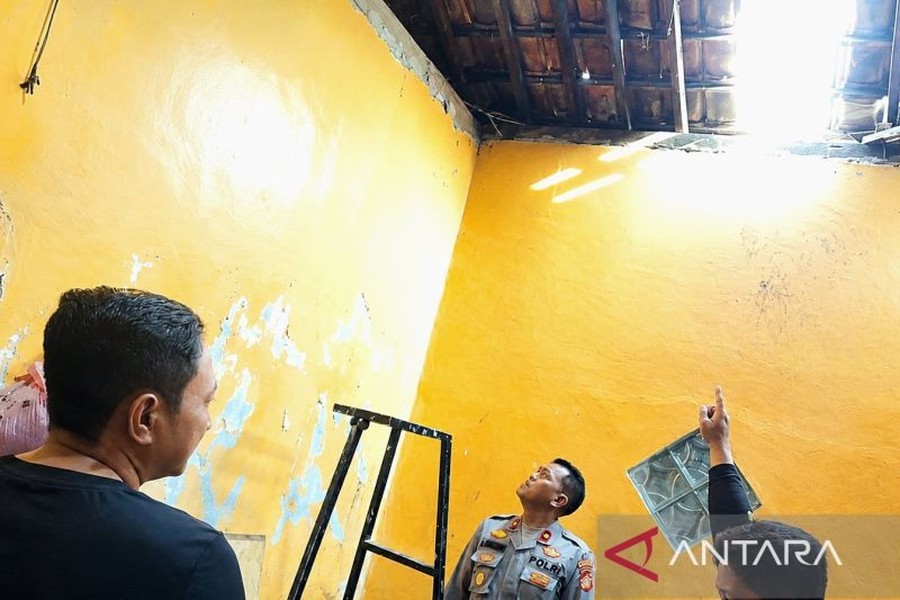 Maling Jebol Atap Rumah di Karawang, Tertangkap Basah dan Jadi Sasaran Amukan Warga