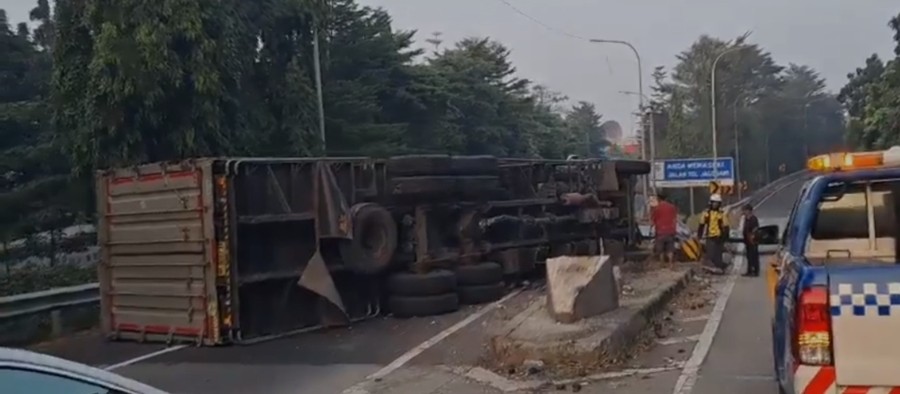 Ada Truk Terguling, Lalin dari Tol JORR arah Jagorawi Dialihkan