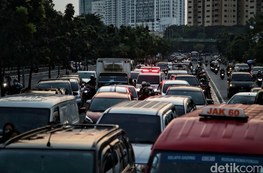 Kasih Jalan Ambulans di Lampu Merah Bakal Kena ETLE?
