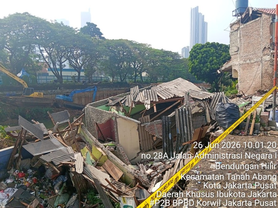 Rumah Ambruk di Pinggir Kali Benhil, Bronjong Dipasang Cegah Longsor Meluas