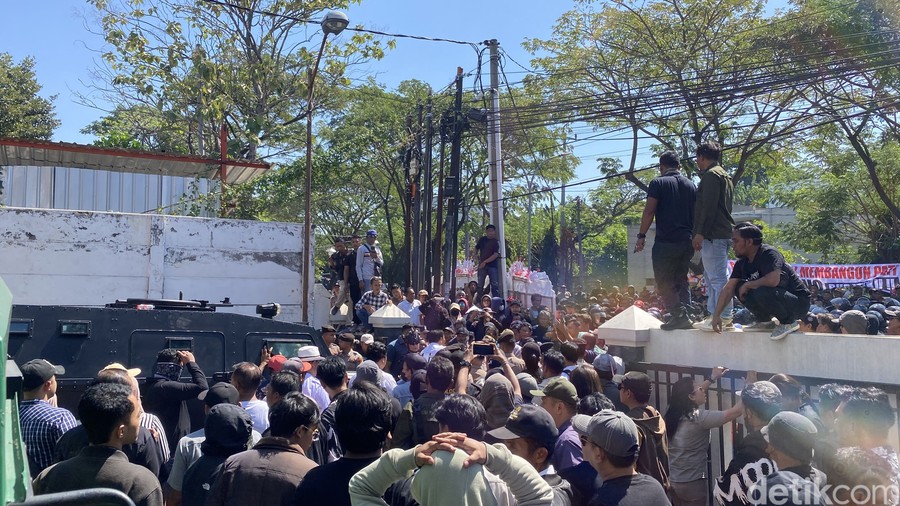 Eks Bupati Pati Sudewo Diborgol Usai Sidang, Massa Pendukung Ricuh