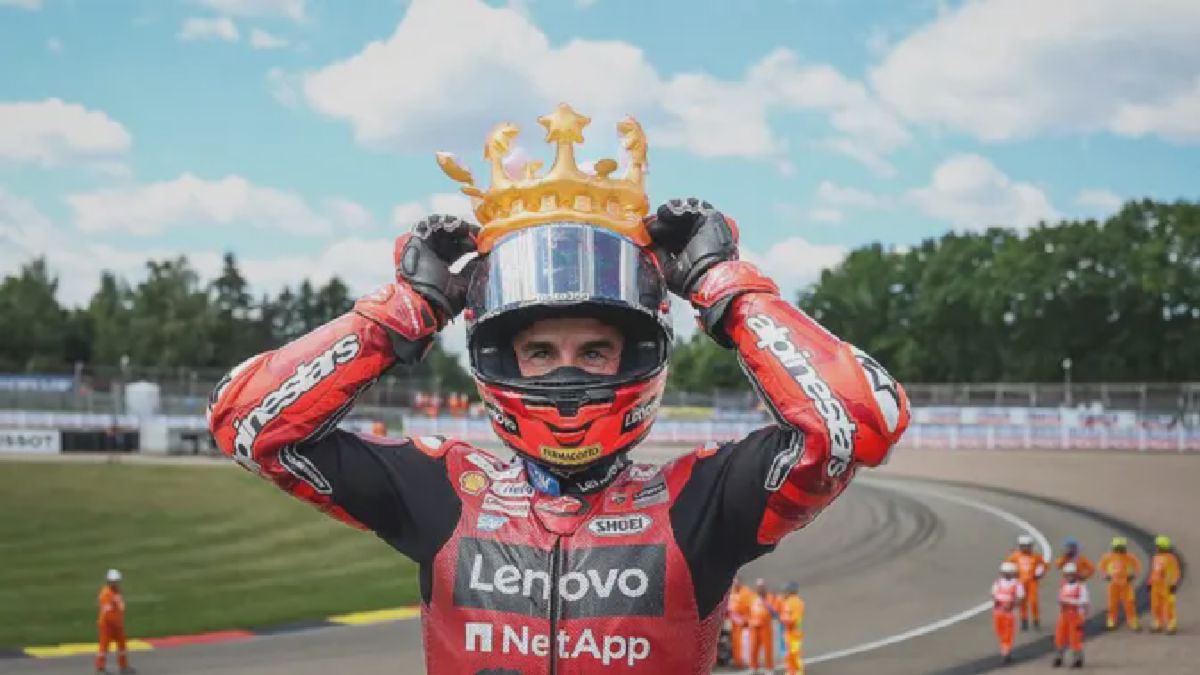Marc Marquez Puncaki Podium GP Jerman dengan Mahkota Tiup