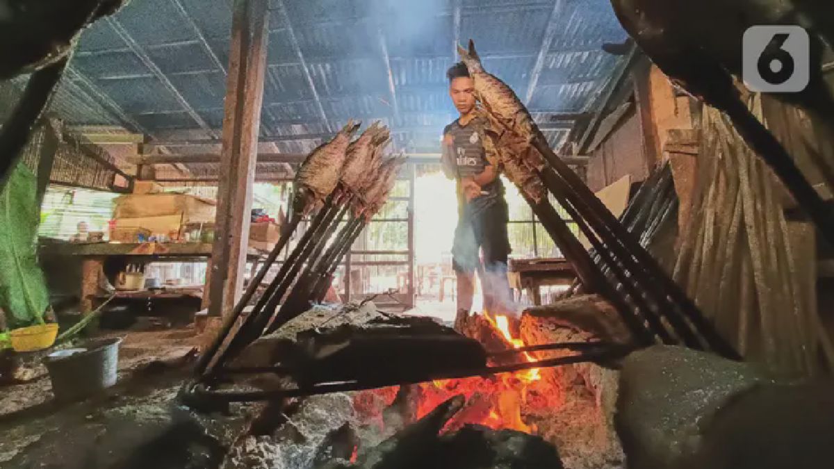 Di tepi Setu Tujuh Muara Sawangan, Depok, aroma kayu bakar yang tercampur