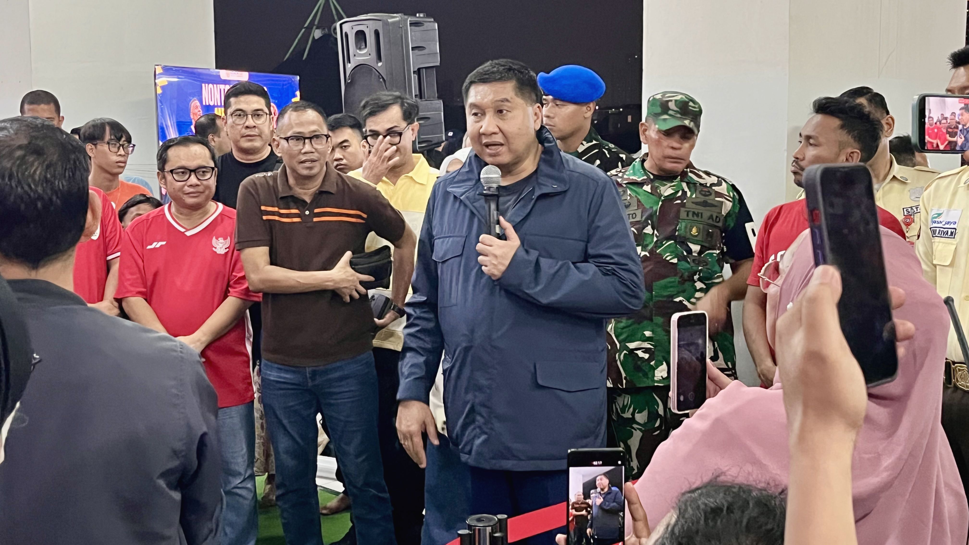 Menteri Ara Nobar Inggris vs Prancis di Rusun Pasar Rumput, Janji Rp100 Juta