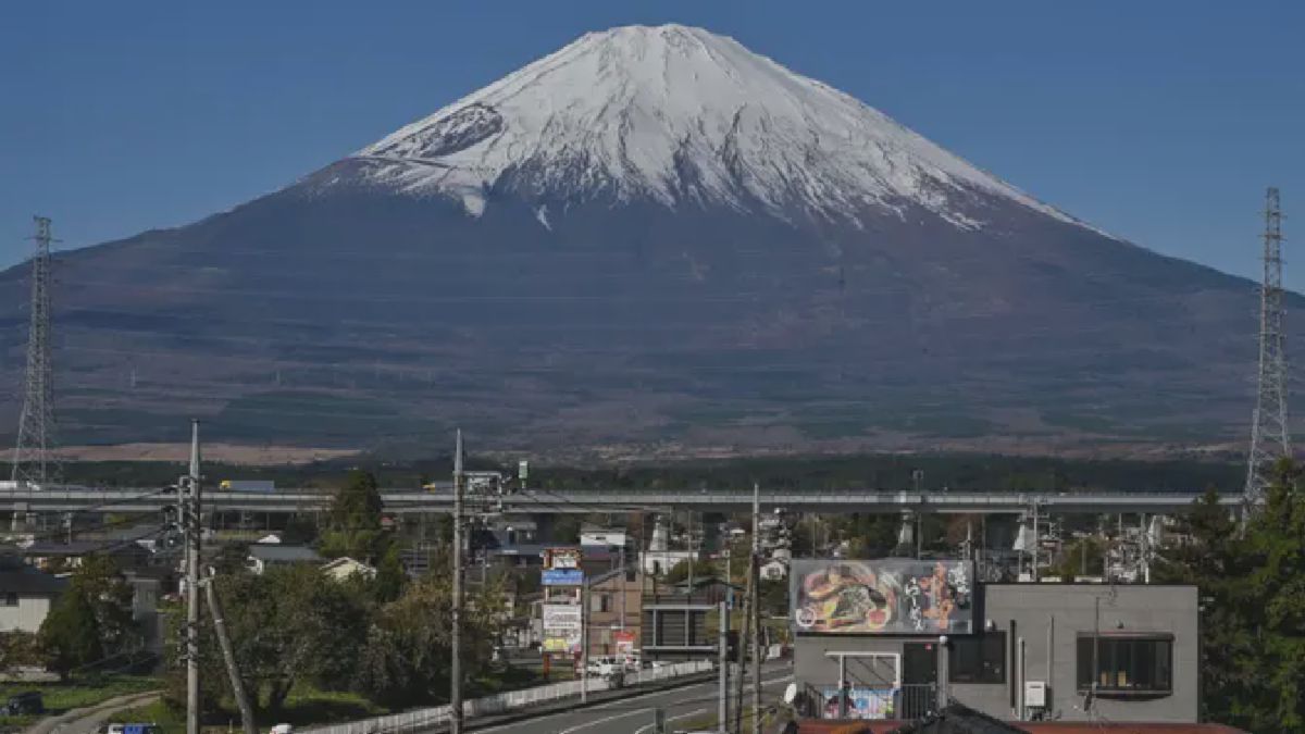 Dua Foto AFP Potret Lanskap Fuji Bersalju dan Pemukiman Har Homa