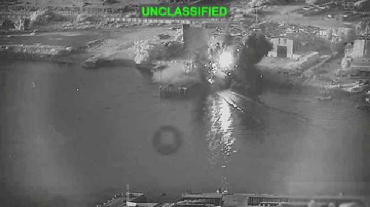 AS Serang Pulau Greater Tunb di Teluk Persia